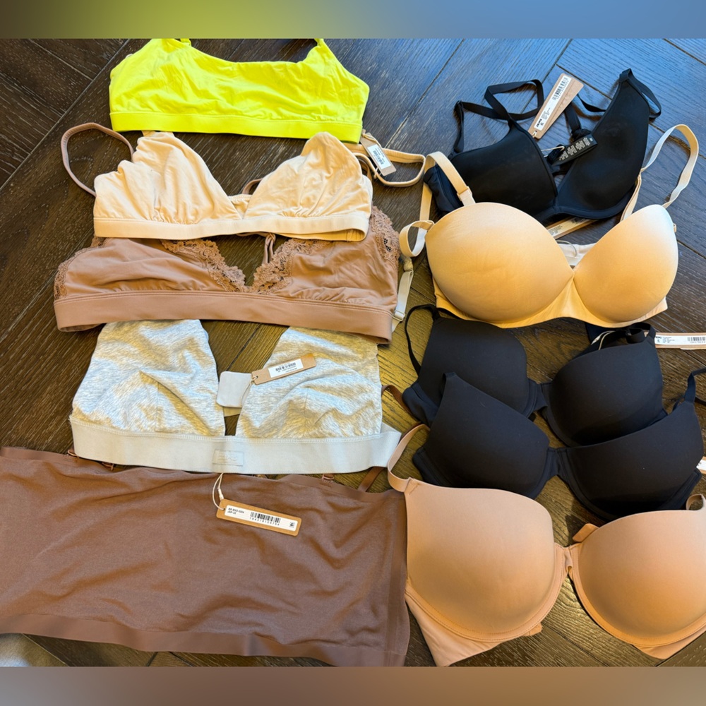SKIMS bras and bralettes. BNWT (Brand new with tags) 
Mix sizing.